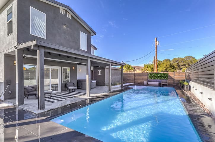 Spacious Villa 5BR,4.5BA Pool/Hot Tub