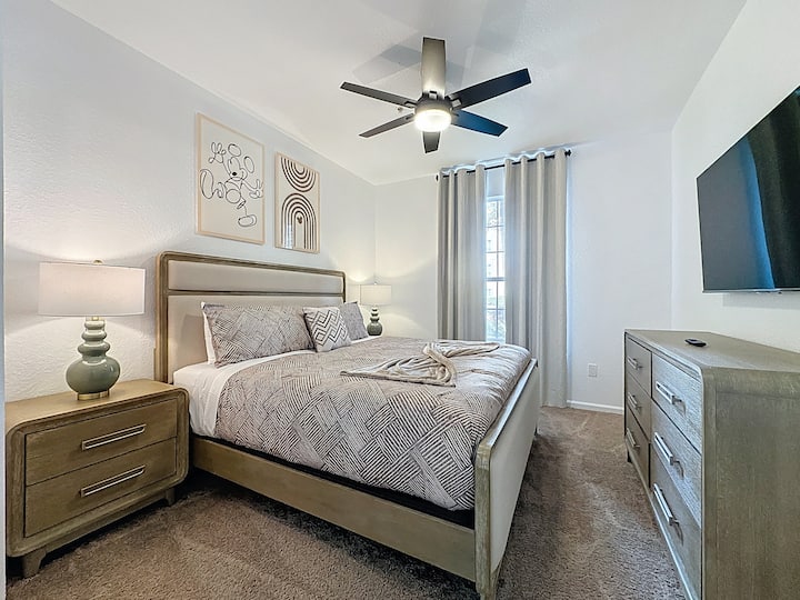 Просторен главен апартман со брачен кревет (широк 180-220 см), сопствена бања и паметен телевизор.