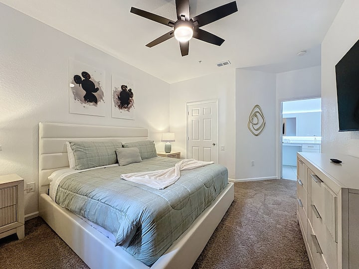 Удобна спална соба со брачен кревет (king size) со чисти чаршафи и простор за складирање.