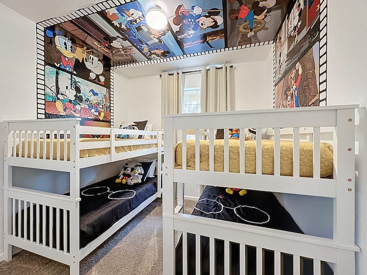 Забавна детска спална соба со два кревета на спрат – светла, чиста и совршена за семејства со деца.