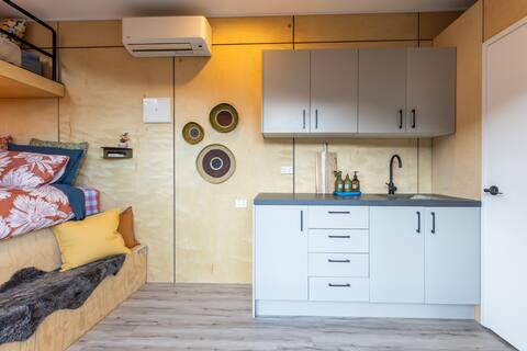 Successful Airbnb property: Tiny home with sauna + outdoor bath 5 min to beach in Wānaka Outer