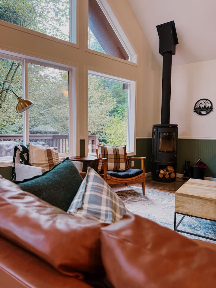 Secluded Dog-friendly A-frame | Hot Tub+sauna+ski - Skykomish, WA