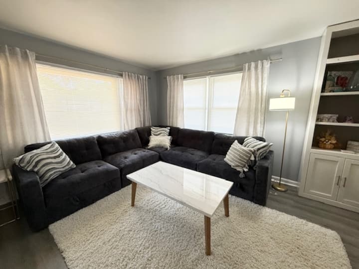 Comfortable Home Close To Everything! - Indianapolis, IN
