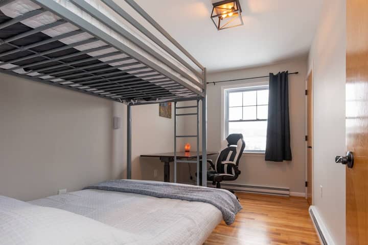 Bračni krevet i dva odvojena kreveta s ormarom i policama. 
Može se upotrebljavati i kao uredski prostor s velikim podesivim stolom za rad stojeći i udobnom stolicom za gaming. 