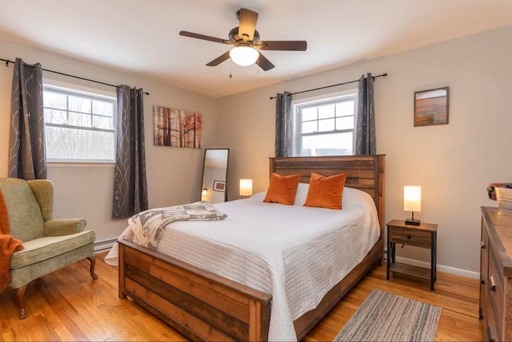 Bračni krevet, komoda i ormar 