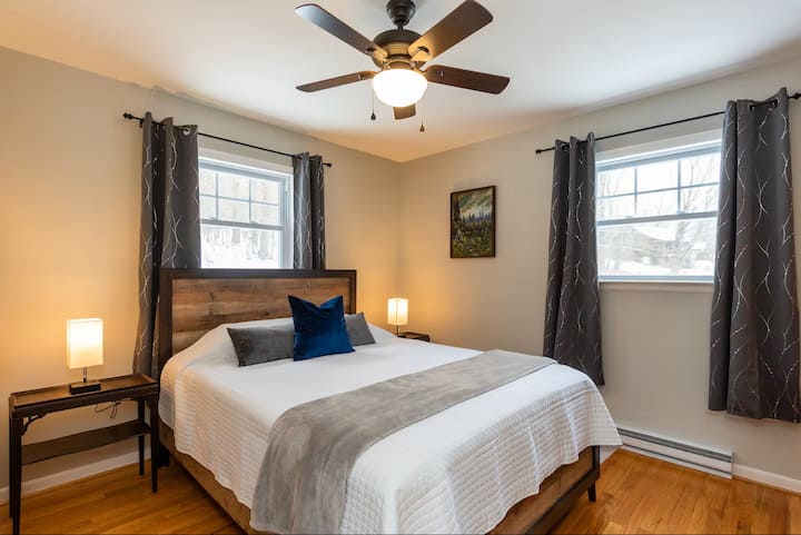 Bračni krevet, komoda i ormar 