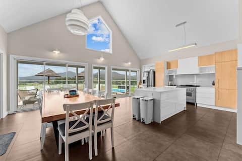 Popular Airbnb listing: The Brunx - 21 Guests - 8BRs - Fun & Relaxation in Cessnock City Council