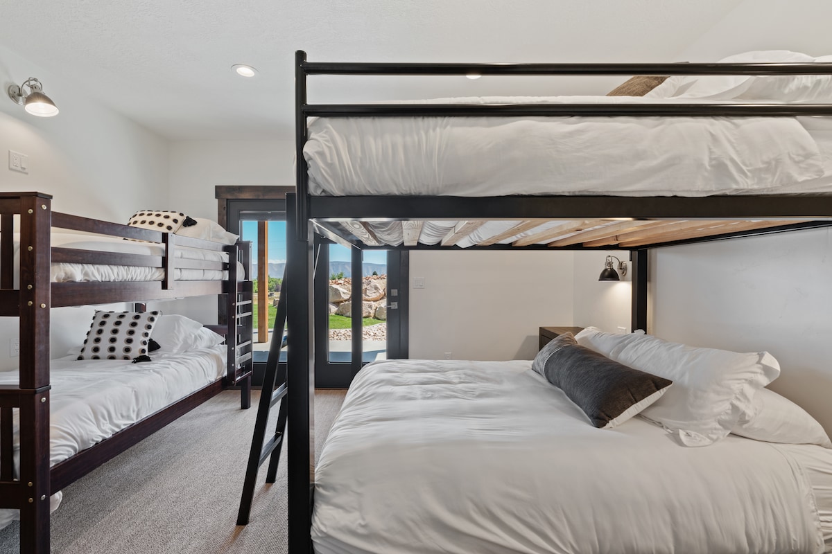 Საძინებელი 4 - 1 Queen Bunk, 1 Twin Bunk