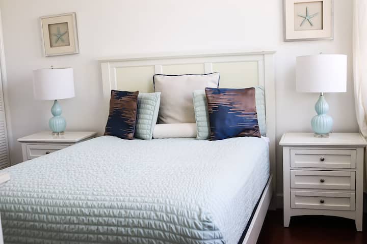 Cama tamaño queen con baño completo en el segundo piso 