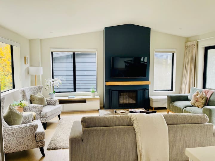 Modern Alpine Retreat, Views, Ensuites & Hot Tub - Arrowtown