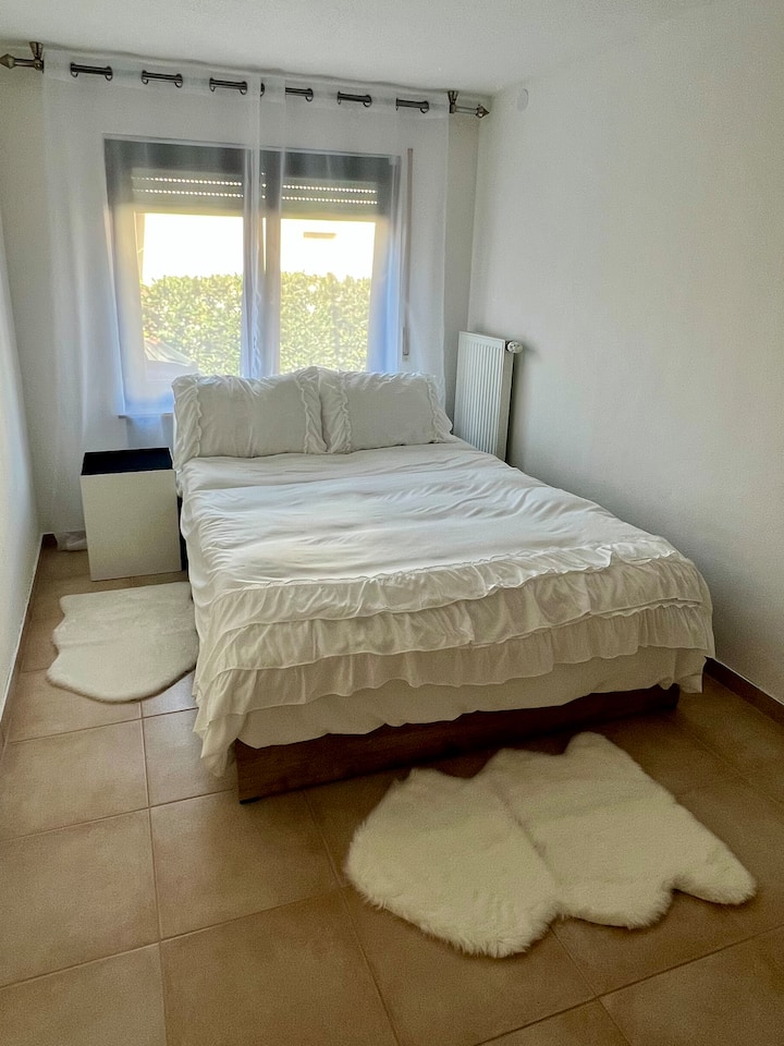 Spavaća soba može se potpuno zamračiti zahvaljujući roleti.