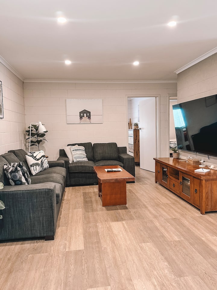 Todd’s Lodge | Firepit + Private Backyard - Murray Bridge