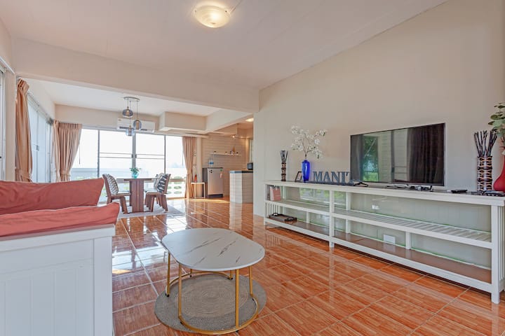 客厅配有电视和用餐区，后面是开放式厨房