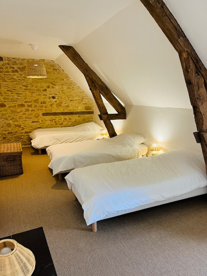 宿舍，配有4张单人床。 可转换为2张双人床。 