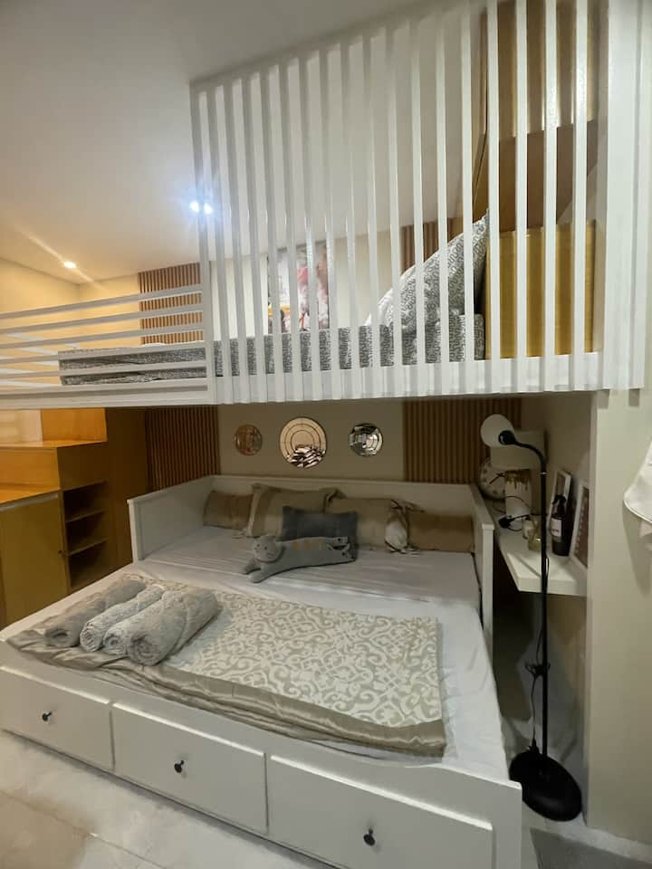 ️ Une chambre douillette et confortable conçue pour la détente. L’espace comprend un grand lit douillet et confortable, des draps propres et une atmosphère apaisante qui vous aideront à vous détendre après une longue journée. Parfait pour 3 personnes pour des nuits reposantes et des matinées tranquilles dans un cadre paisible.