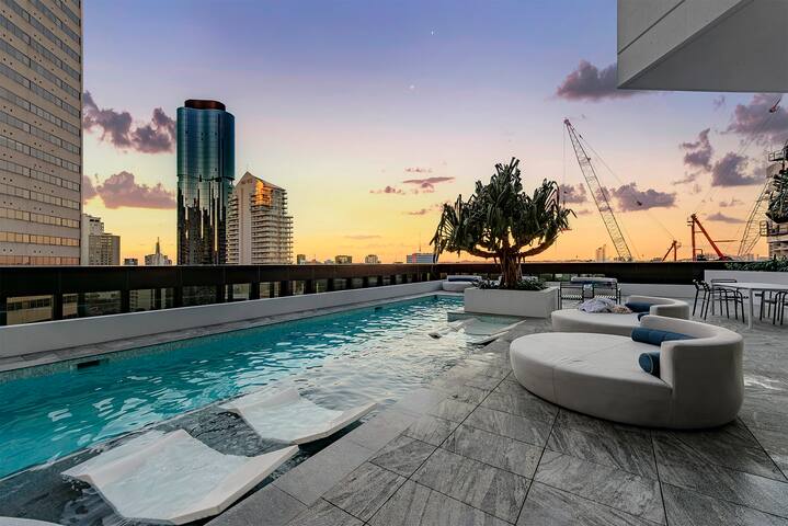 360° River View Luxe Penthouse in QW gallery image 3