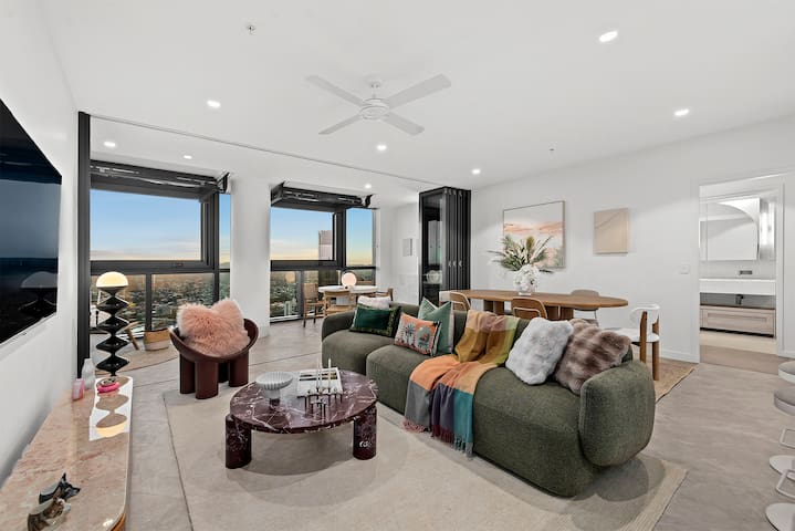 360° River View Luxe Penthouse in QW gallery image 2
