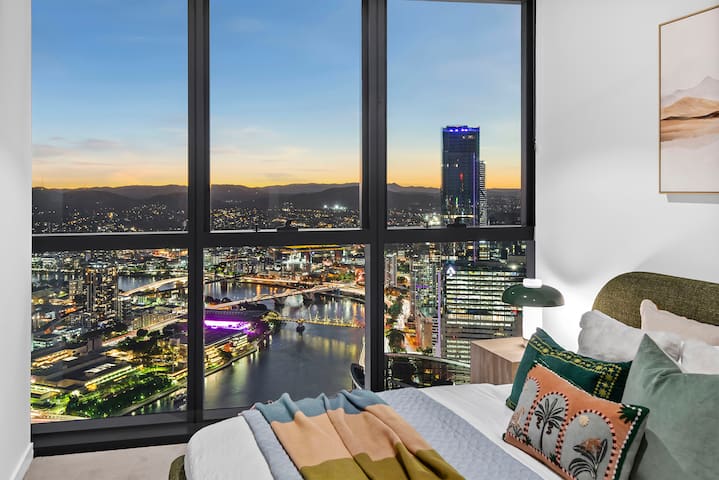 360° River View Luxe Penthouse in QW