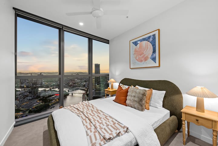 Dhoma jote e dytë e gjumit ka një krevat dopio "queen" super të rehatshëm që është i përkryer për një gjumë ëndrrash. Zgjohu, tërhiq perdet dhe lëri pamjet e lumit Brisbane të të kujtojnë se je me pushime...