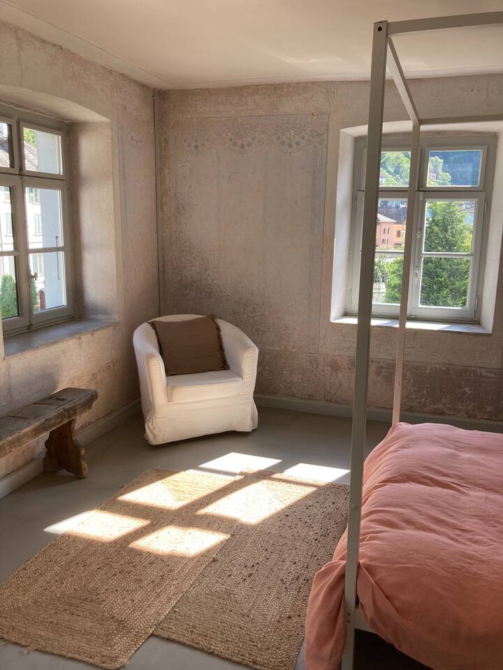 Спалнята е с изглед към главната улица.
Прозорците са оборудвани с двоен стъклопакет.
