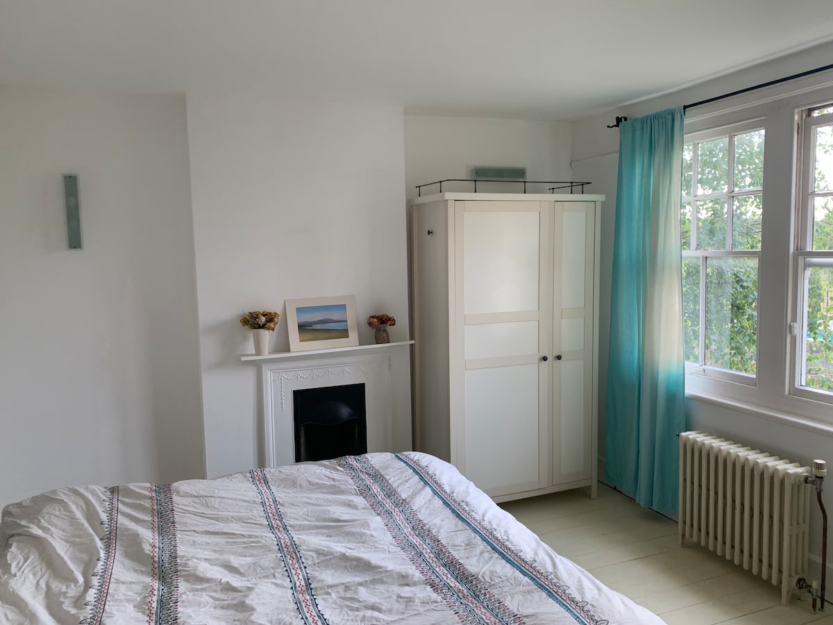 Room in shared house suitable for longer stays - Aylesham