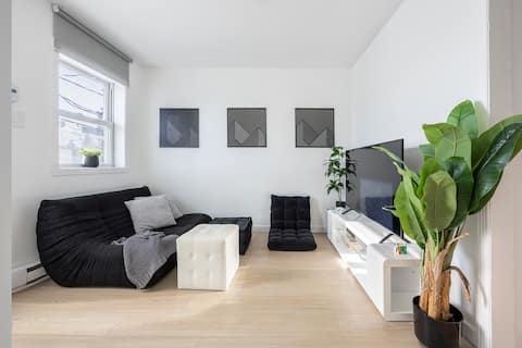 Top performing Airbnb: Charming 2 Bedroom Apartment Near Montreal in Le Vieux Longueuil