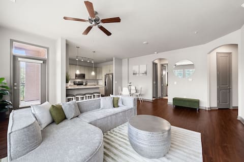 Top performing Airbnb: 2br/2ba West Midtown/Atlantic Station Free Parking in Loring Heights