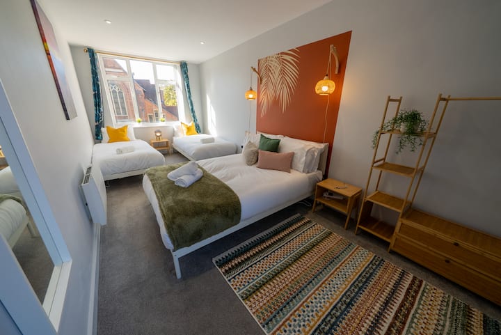 Stylish Bedroom with Double bed & two singles for kids/grand parents!