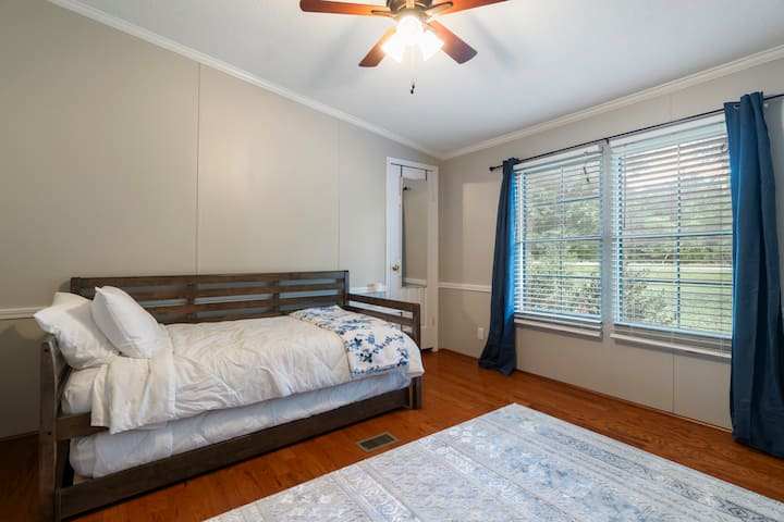 חדר מואר ומרווח עם ספה נפתחת וטאבלט, חלונות גדולים המשקיפים על הנכס השקט, ושפע של שטח פתוח - אידיאלי לילדים, חברים או אורחים נוספים כדי להירגע בנוחות