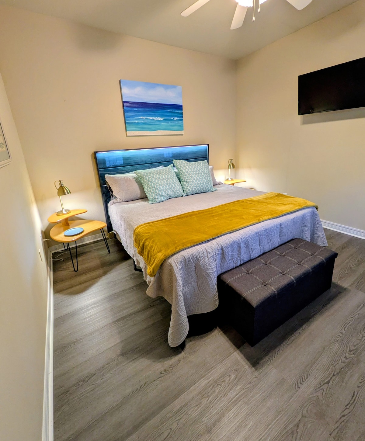 Cama tamaño king con cabecera iluminada