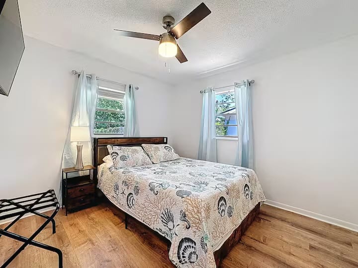 Удобна спална соба 
Уживајте во мирна ноќ во брачен кревет (широк 150-179 см) со ноќно шкафче, паметна станица за полнење и тавански вентилатор за удобност. Во собата има и паметен телевизор, простор во плакарот и држач за багаж за престојот да ви биде лесен и без стрес.