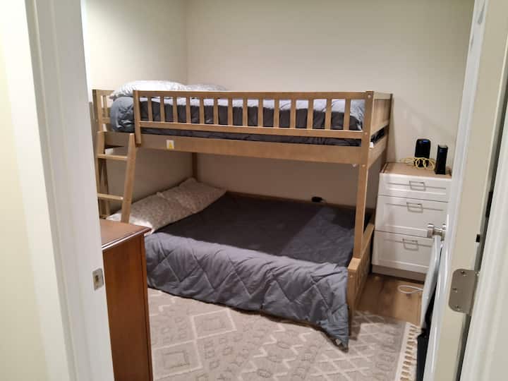 Manželská posteľ na spodnej strane, horná strana je plná