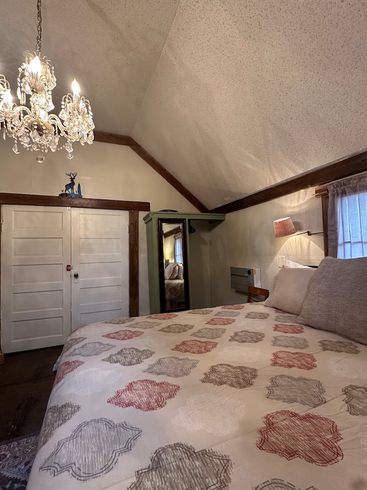 Vous allez adorer la chambre du lustre ! Elle comprend un lit King Size, une télévision connectée, un chauffage mural électrique et une salle de bain attenante avec une combinaison baignoire/douche.

Il y a également un lit pliant double dans cette pièce ; il peut être placé dans n'importe quelle pièce.