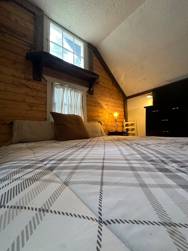 La chambre principale est la première pièce lorsque vous entrez dans le chalet. Elle est équipée d'un lit King Size, d'une télévision connectée et d'une salle de bain attenante. Le lave-linge et le sèche-linge du chalet sont dans la chambre et à votre disposition.