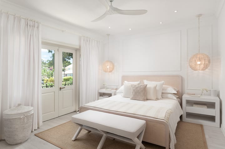 Makuuhuoneessa 3 on pehmeät kutsuvat sävyt, ja siellä on UK-kokoinen king-vuode, ilmastointi, kattotuuletin ja kaunis oma suihkutila.