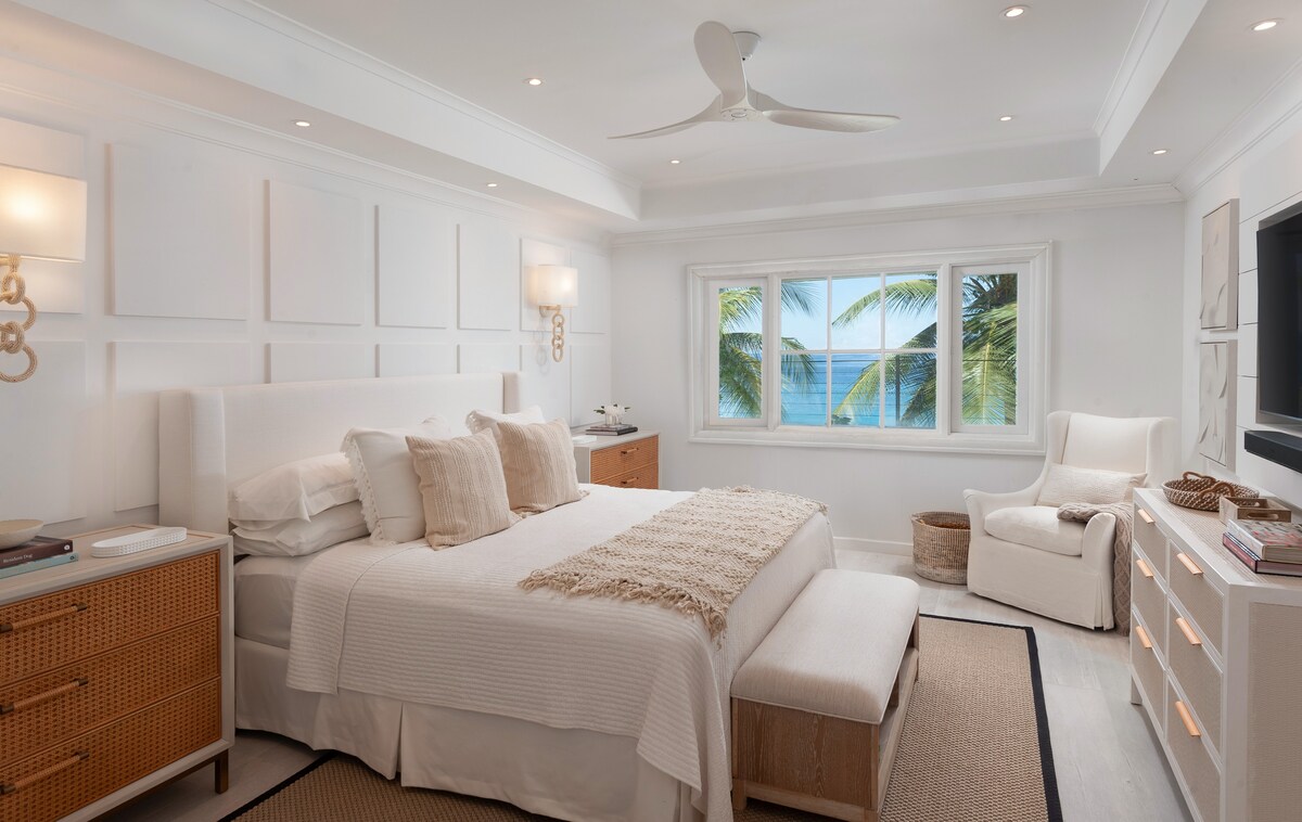 Neutral tones give the master bedroom a calming and natural feel. The room benefits from a UK king size bed, air conditioning, ceiling fan, en suite shower room and stunning sea views.