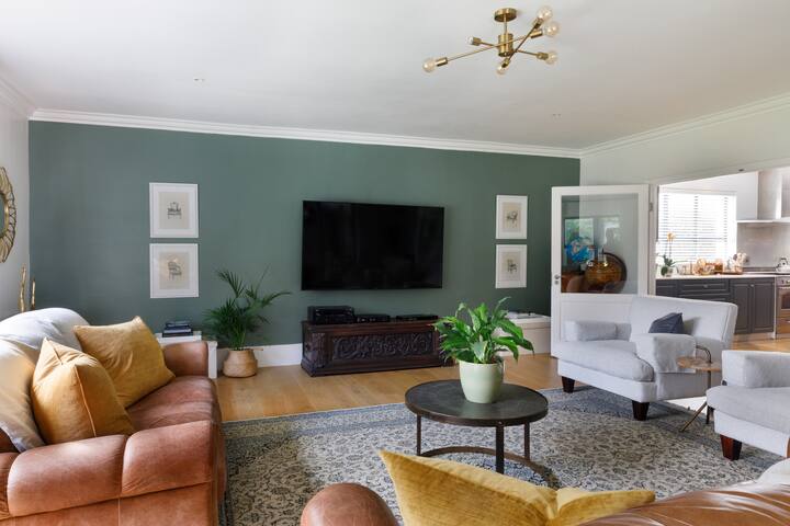 Elegant, contemporary, spacious gallery image 2