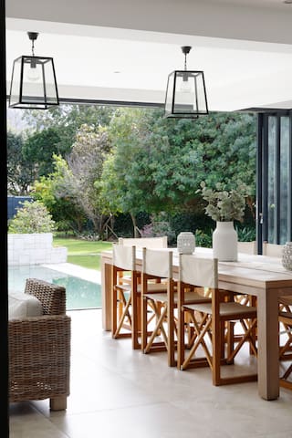 Elegant, contemporary, spacious gallery image 3