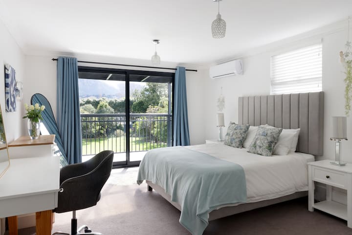 Elegant, contemporary, spacious gallery image 5