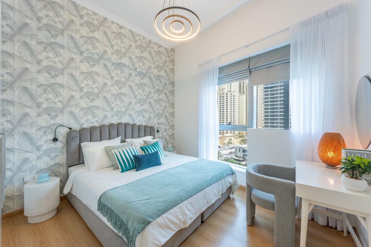 Მთავარი საძინებელი, რომელიც დუბაის მარინას გადაჰყურებს.