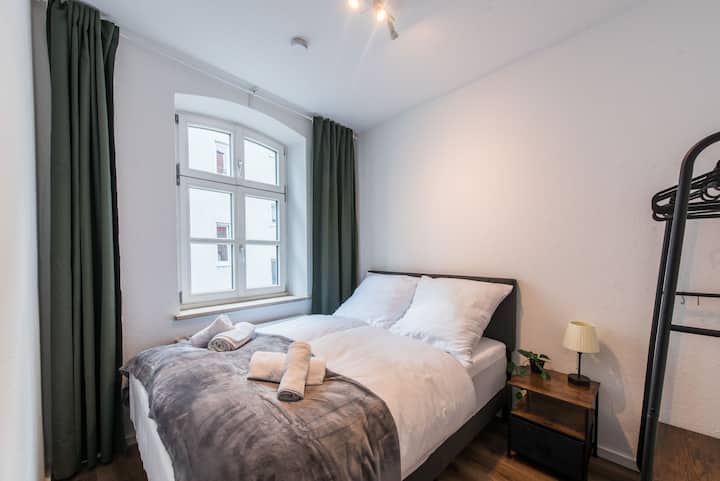 Útulná spálňa s manželskou posteľou 140 x 200 cm.