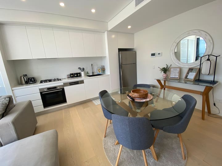 Executive Oasis | Chic 1br + Courtyard Retreat - Sydney