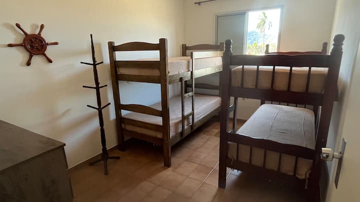 غرفة 2 مع سريرين بطابقين وخزانة ملابس 