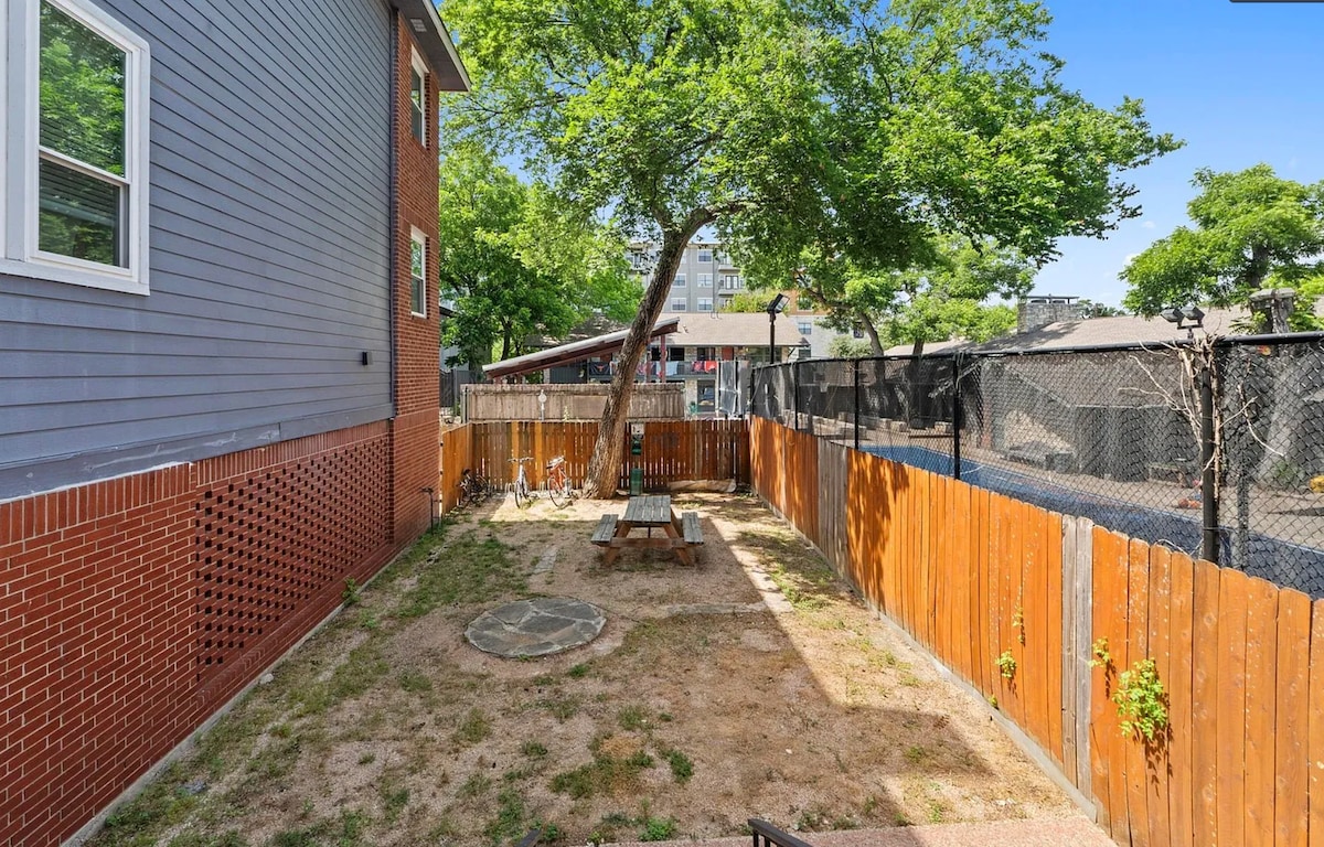 Entire apt walking distance to UT Austin