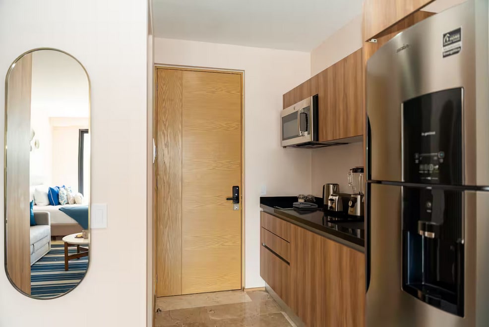 Top performing Airbnb: Studio with extra large bed, jacuzzi, gym, balcony, 5th Ave. in Playa Del Carmen