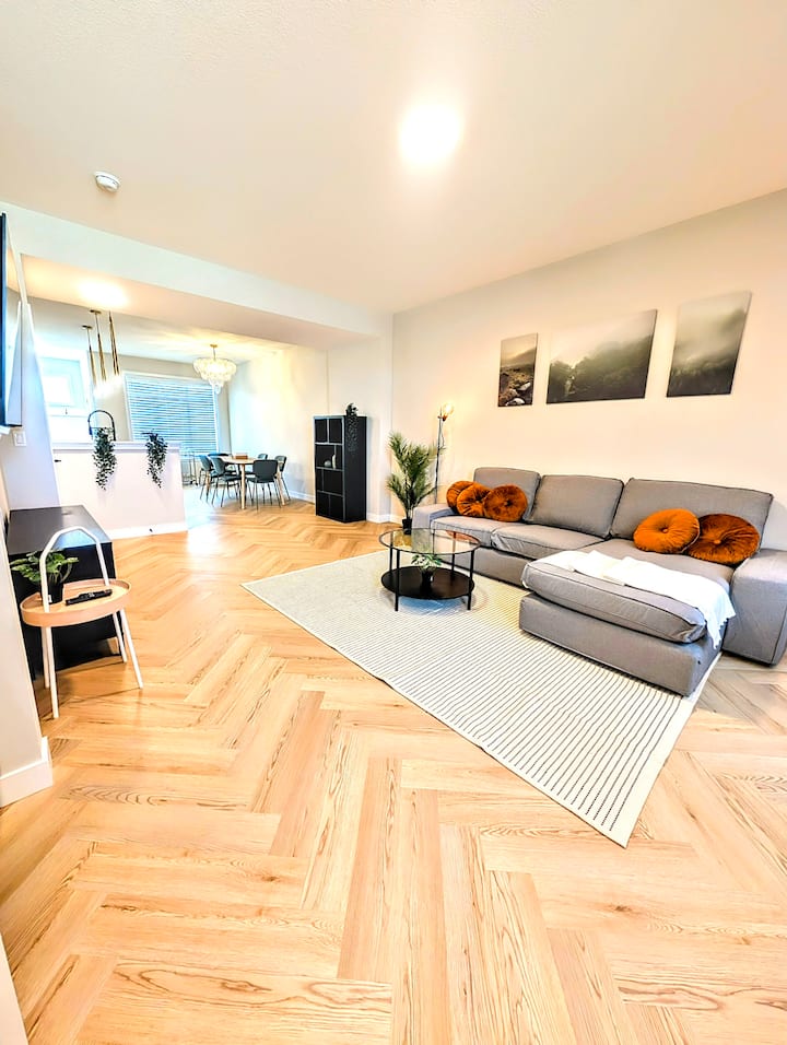 Stylish House In The Heart Of Cochrane | Free Park - 科克倫