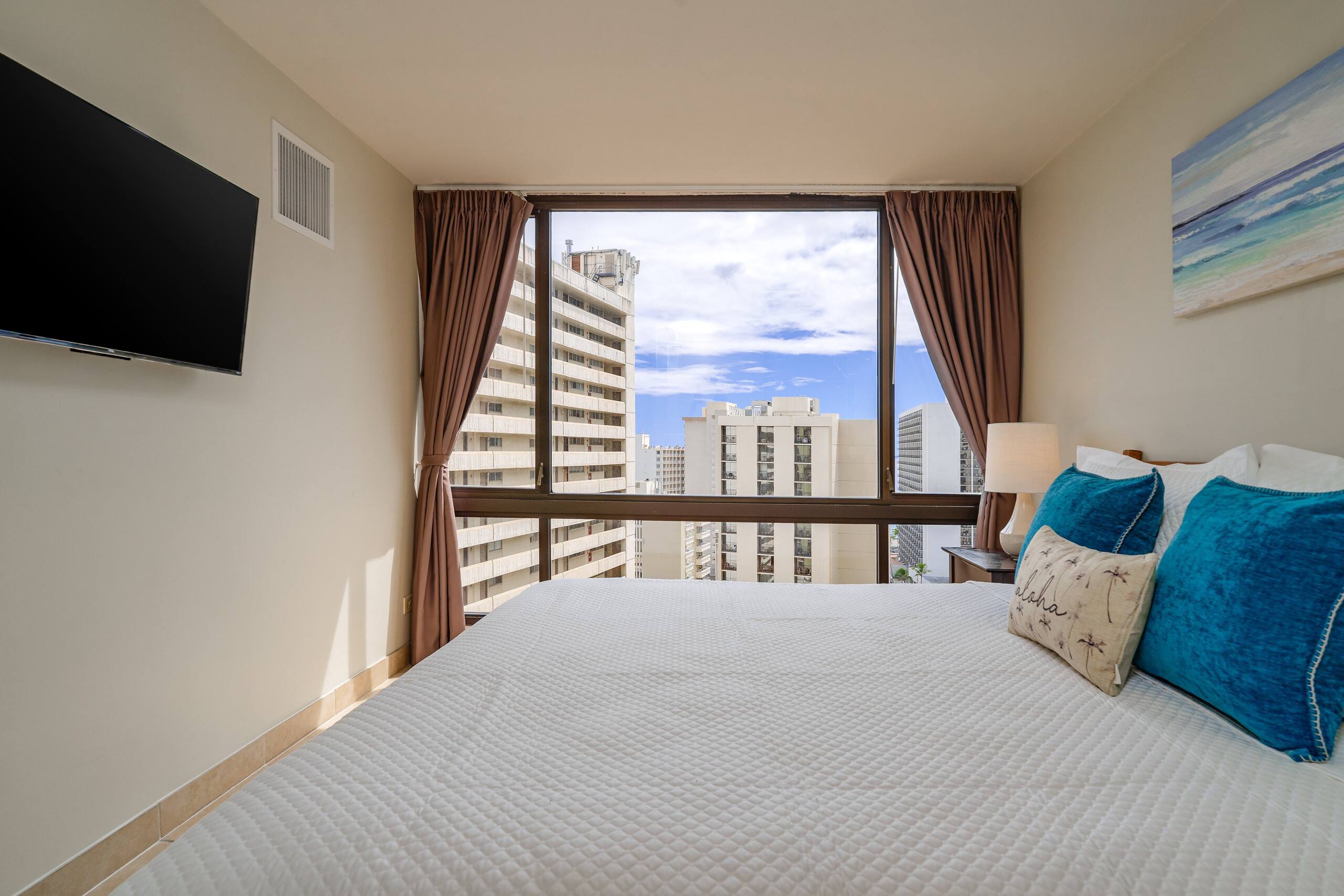 Condo in Honolulu · ★4.67 · 1 bedroom · 2 beds · 1 private bath - Image 11