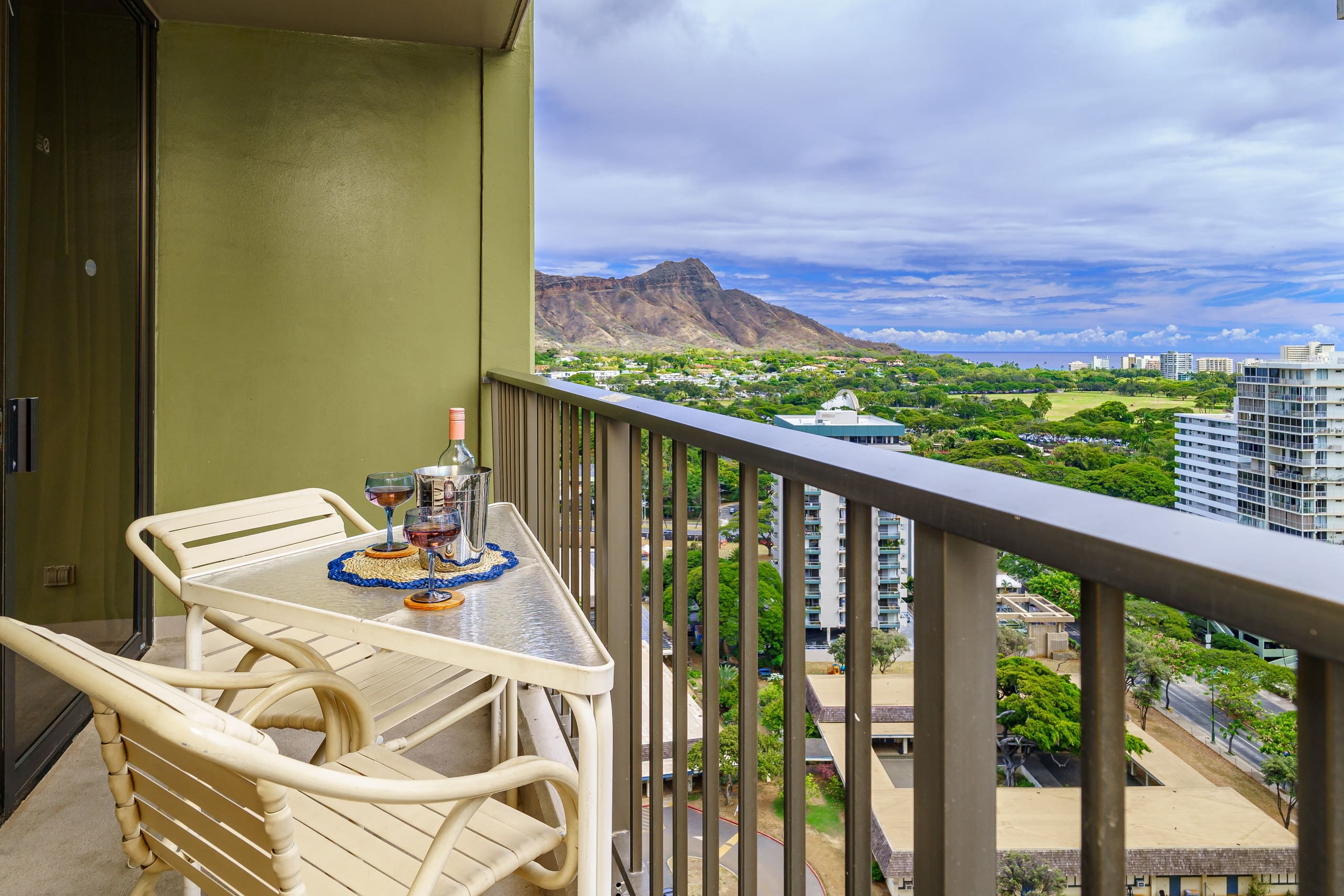 Condo in Honolulu · ★4.67 · 1 bedroom · 2 beds · 1 private bath - Image 1