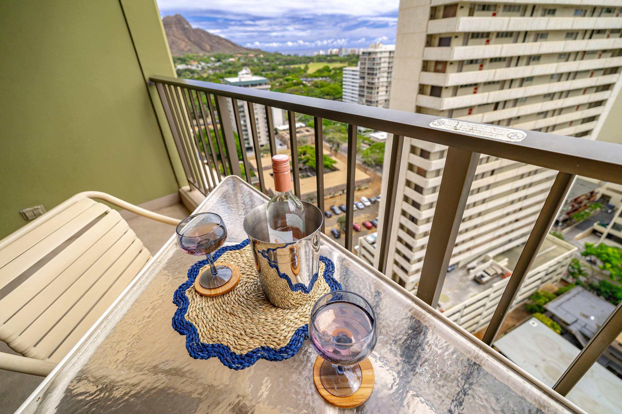 Condo in Honolulu · ★4.67 · 1 bedroom · 2 beds · 1 private bath - Image 15
