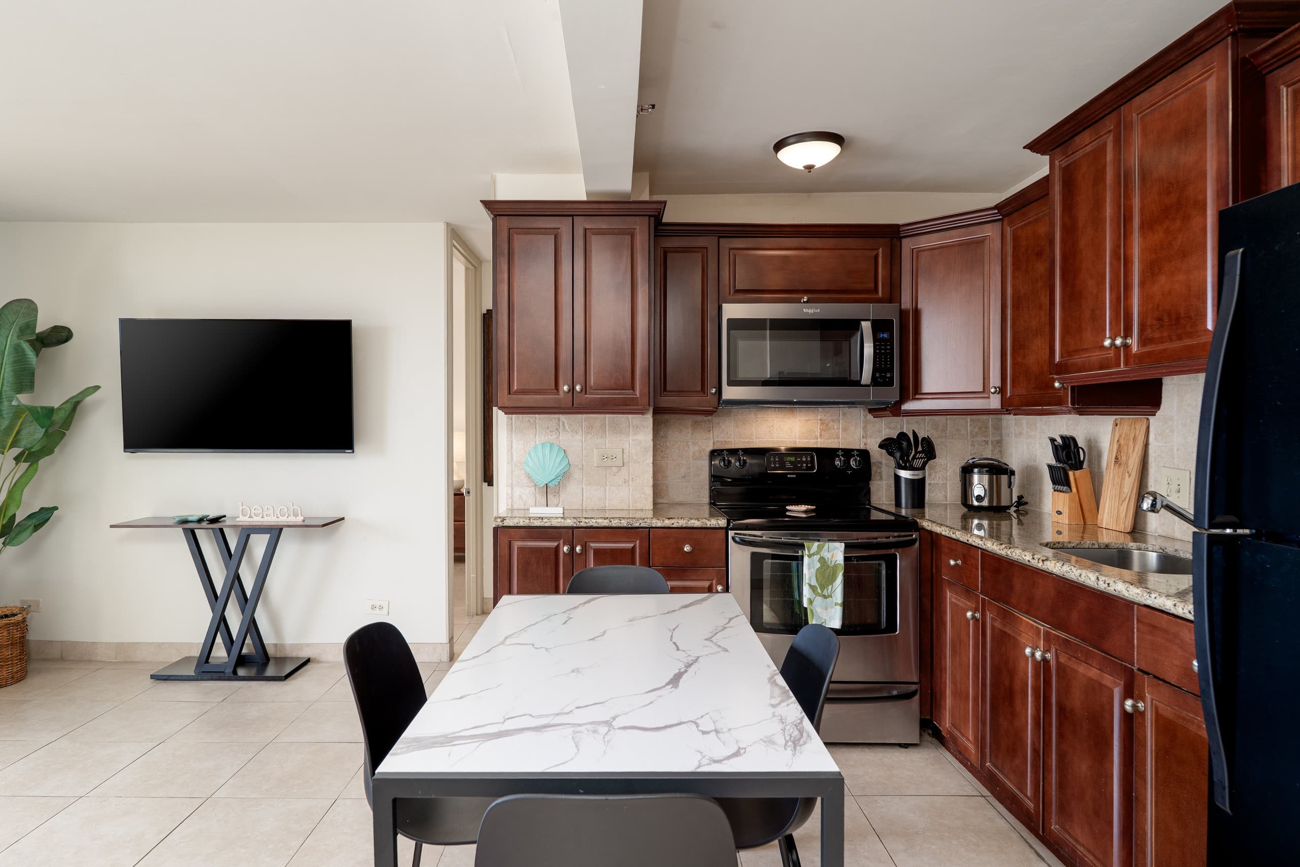 Condo in Honolulu · ★4.67 · 1 bedroom · 2 beds · 1 private bath - Image 9